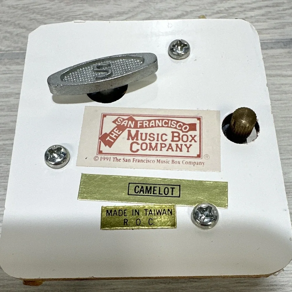 The San Francisco Music Box Co Camelot Castle Wind-Up Music Box 1991 *Defects*